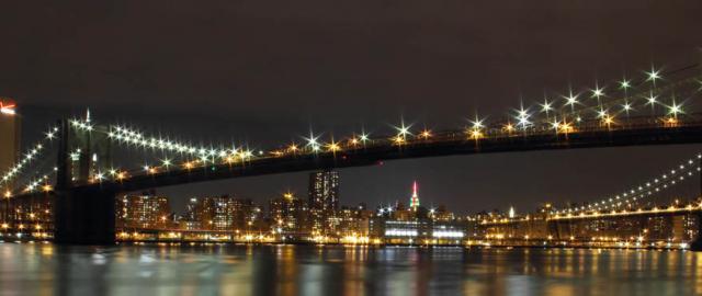 Puente de Brooklyn de noche